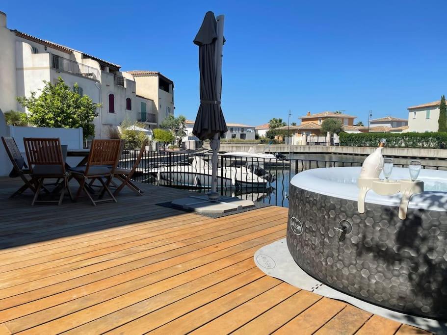 エーグ・モルト Marina 120M²/8 Pers/ Terrasse 100M²/ Appontementヴィラ エクステリア 写真