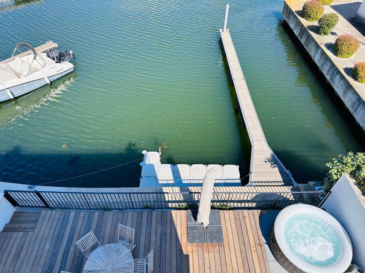 エーグ・モルト Marina 120M²/8 Pers/ Terrasse 100M²/ Appontementヴィラ エクステリア 写真